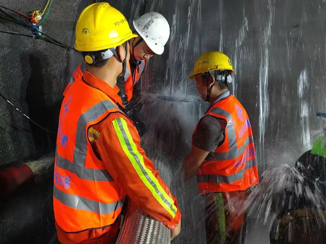 抽排水量达251万立方安岚高速大巴山隧道涌水得到有效控制