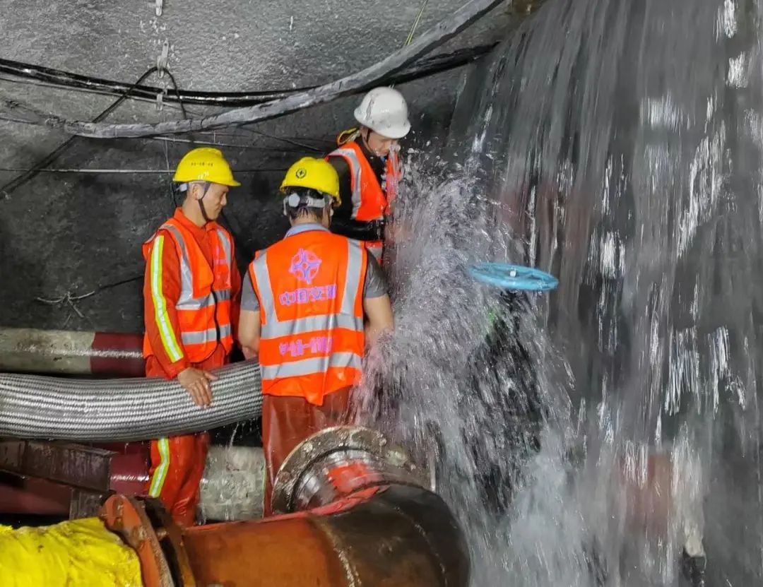 抽排水量达251万立方安岚高速大巴山隧道涌水得到有效控制