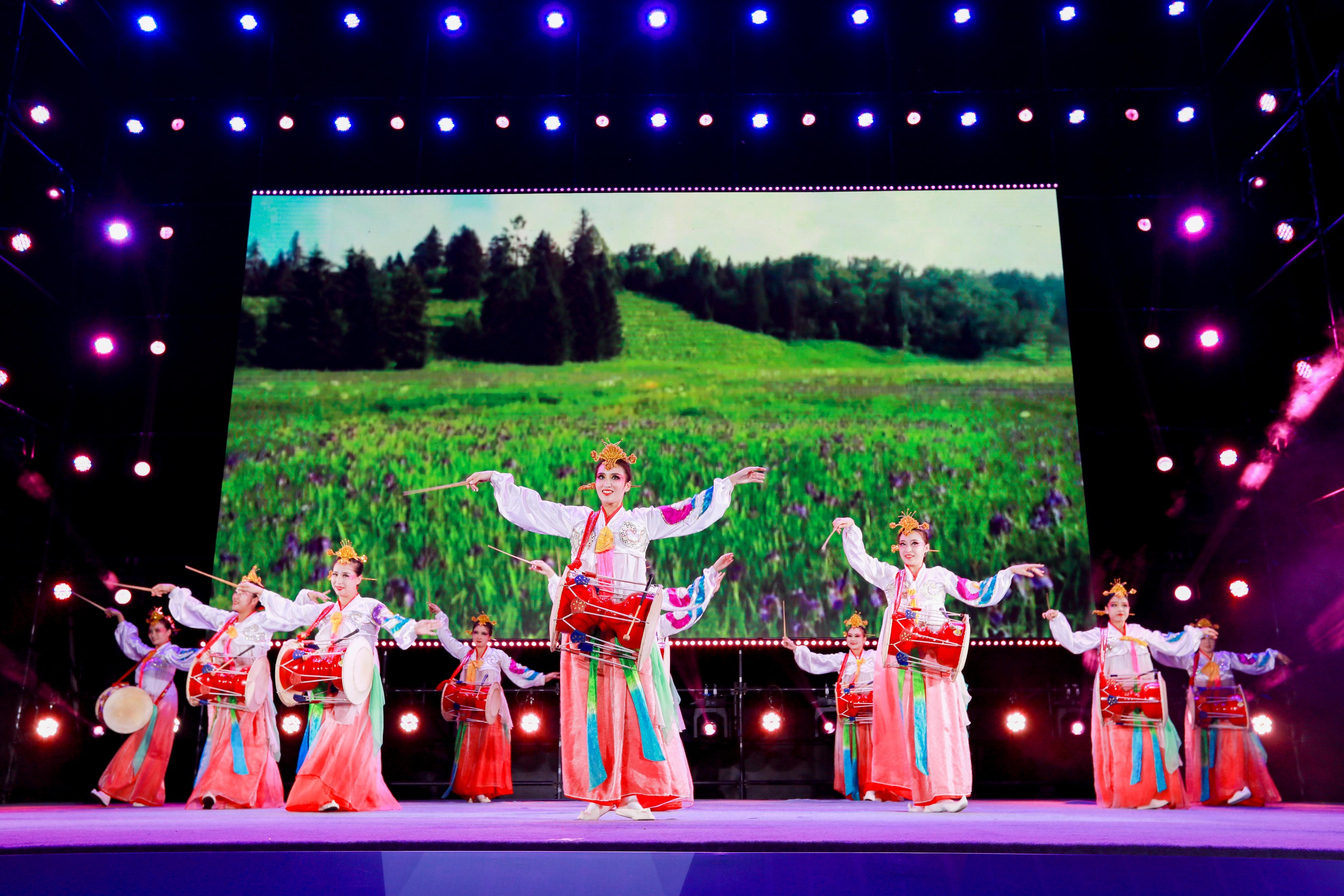 8月22日晚,白山市满族歌舞团有限责任公司,抚松县山里红演艺有限公司