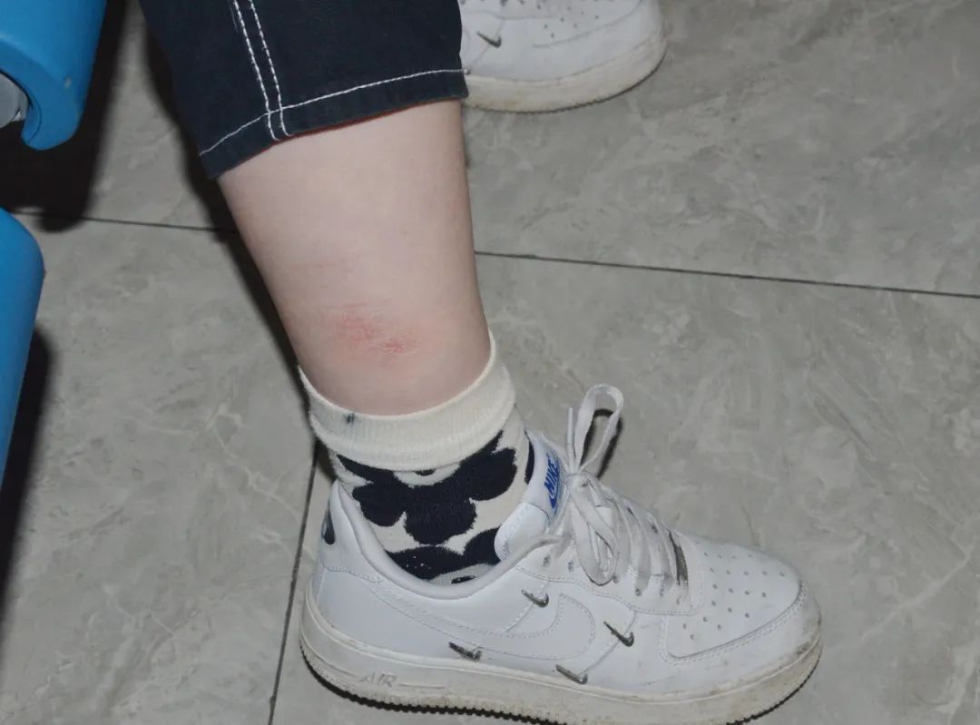 柳州一出租车撞飞电动车,驾驶员:当时已踩刹车