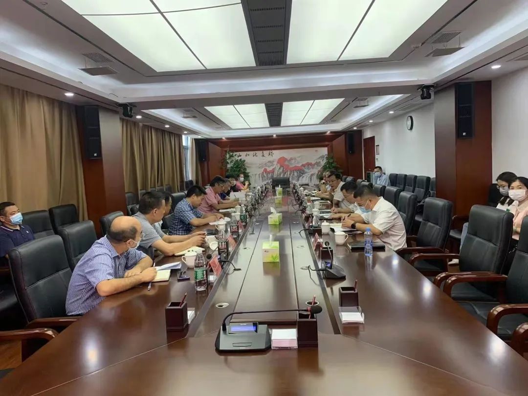 在项目现场,杨人平进行了实地察看了企业的生产模式和智能化生产设备