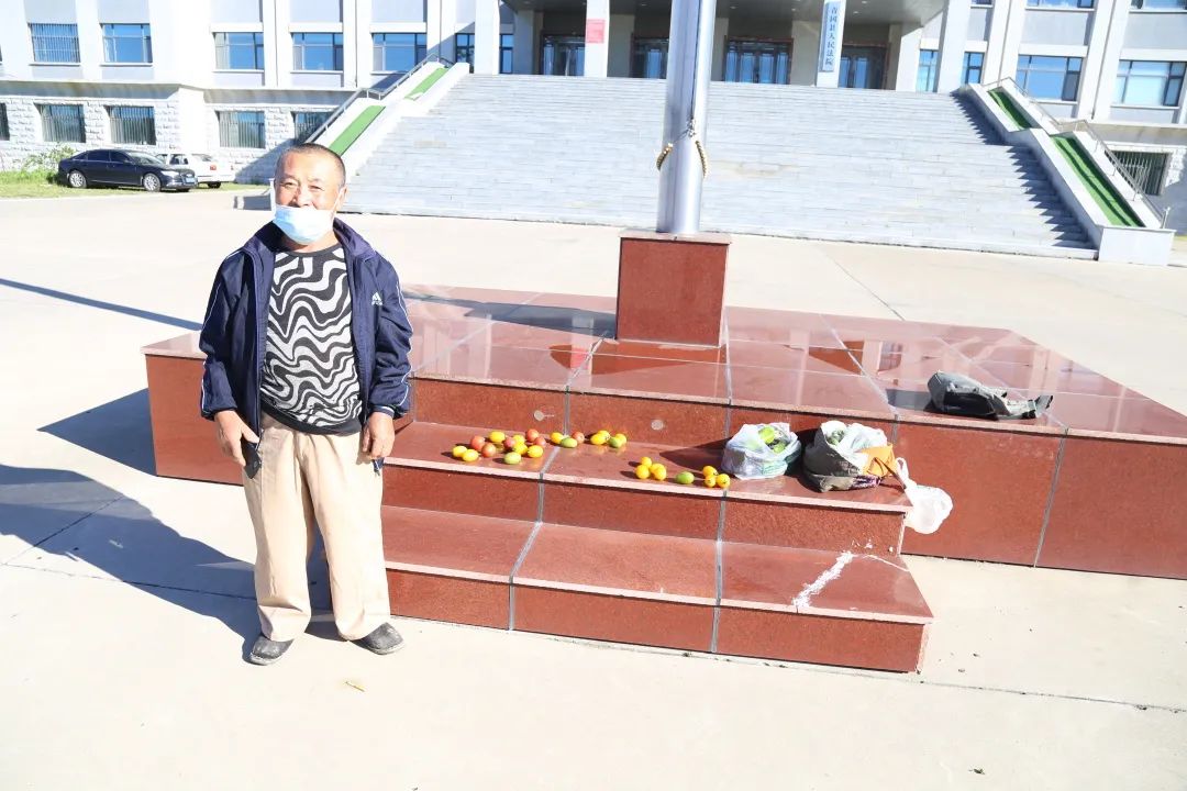 8月23日,青冈县中和镇3排7村农民王兴国一大早就来到青冈法院,嚷着要