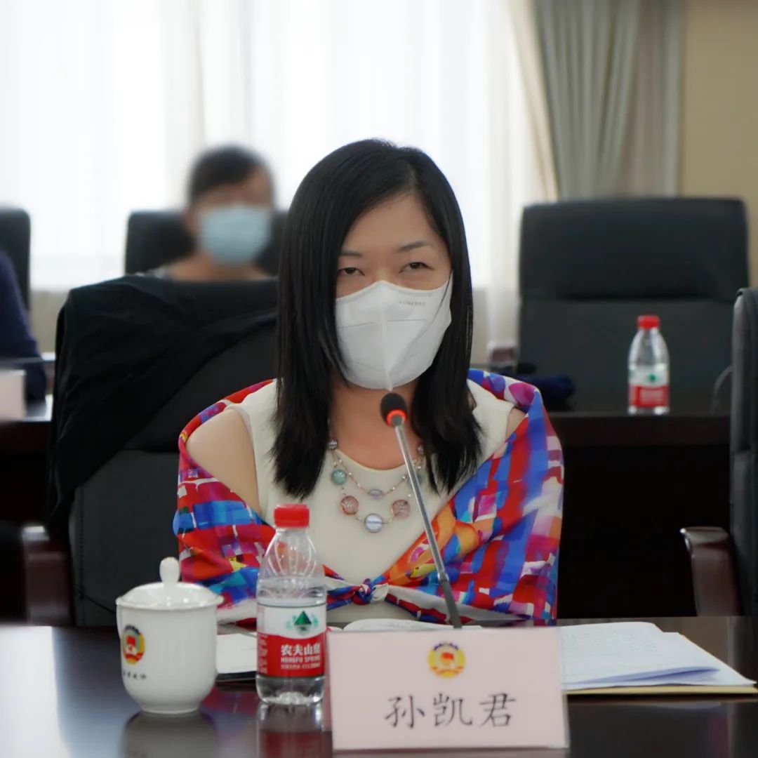 孙凯君报告以数据说话,回顾了上半年的多重考验,体现