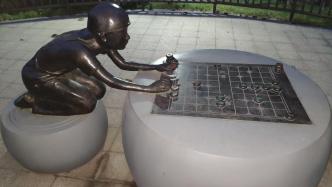 重庆首个象棋文化主题公园建成，设有象棋雕塑及象棋桌椅
