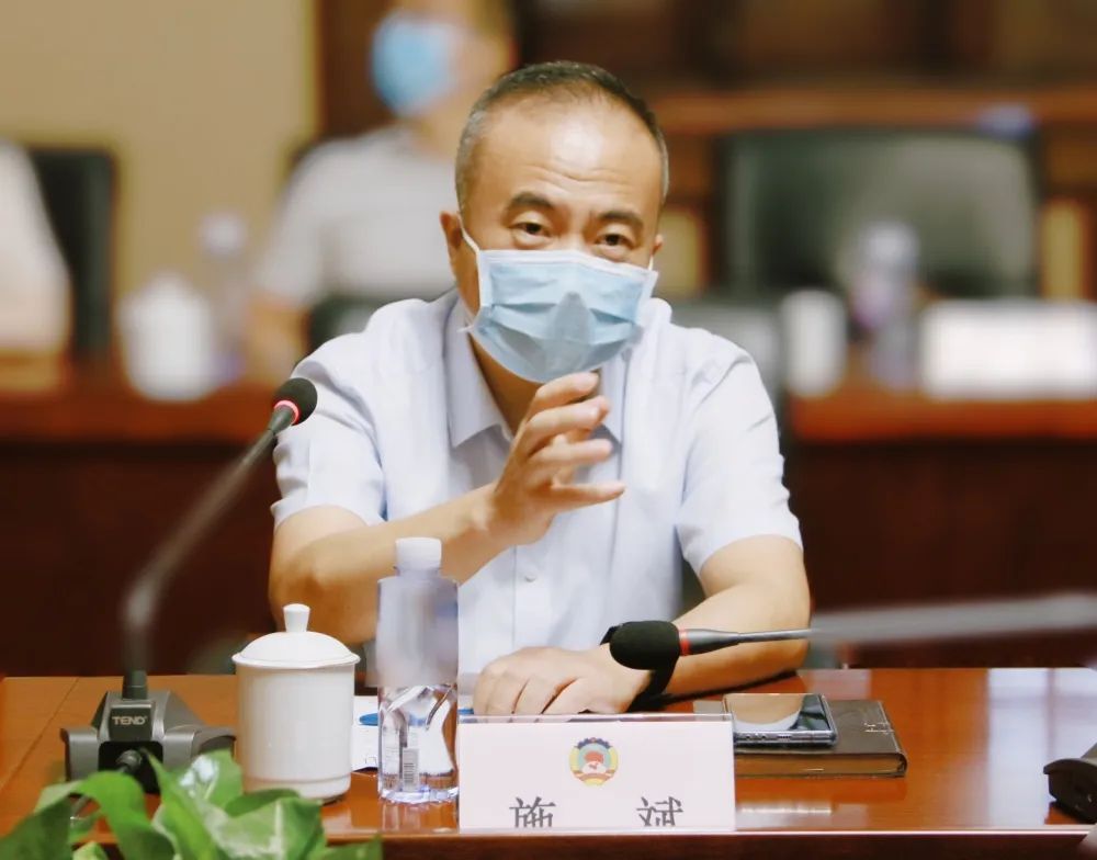 施斌指出,课题应紧紧围绕人才,定位徐汇,放眼全球,以服务徐汇"坚持