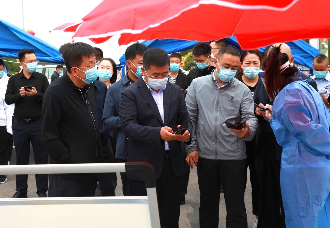 旗委副书记,政府旗长,上海庙经济开发区党工委书记,管委会主任杨颖