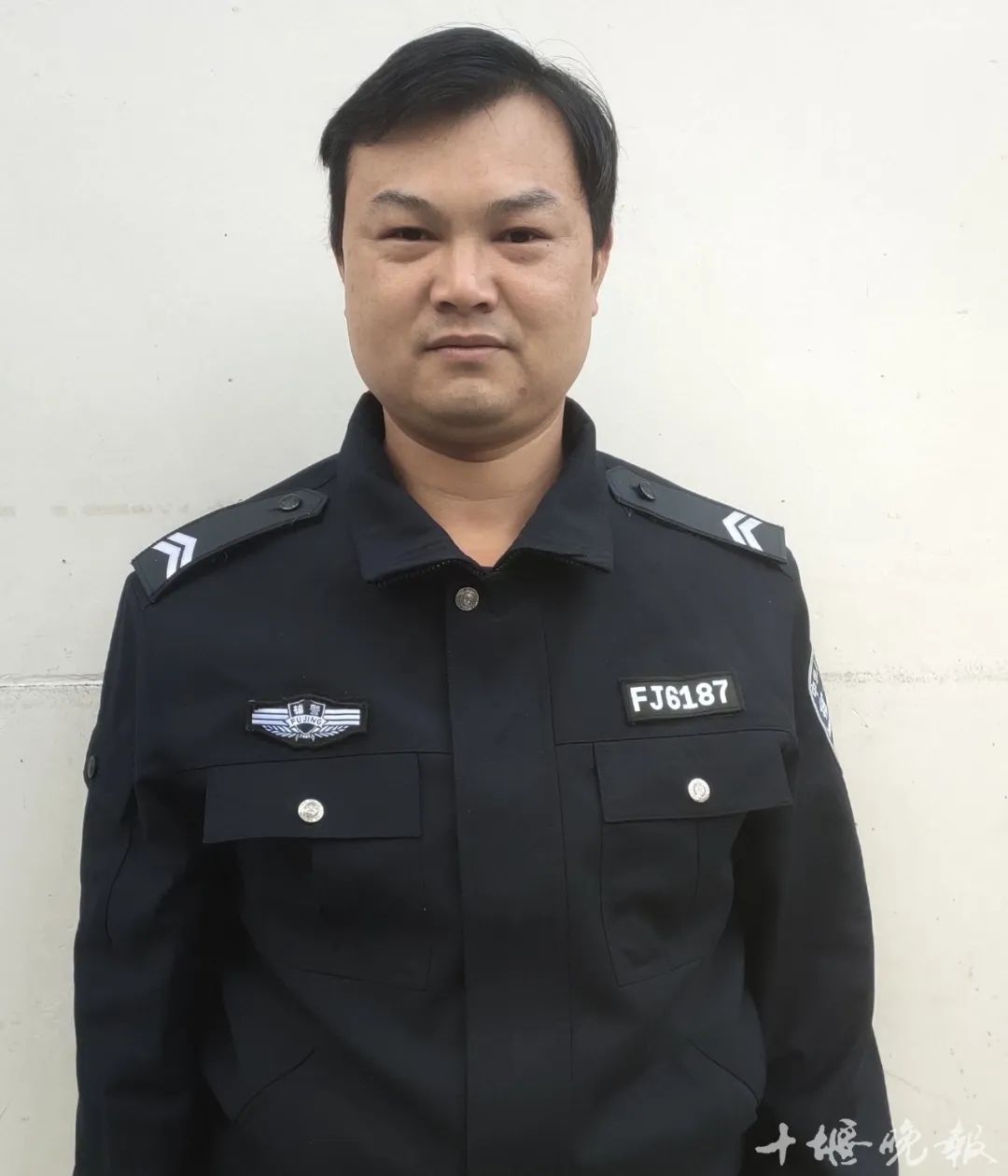 路牌歪了,他上前一看,救了条命!