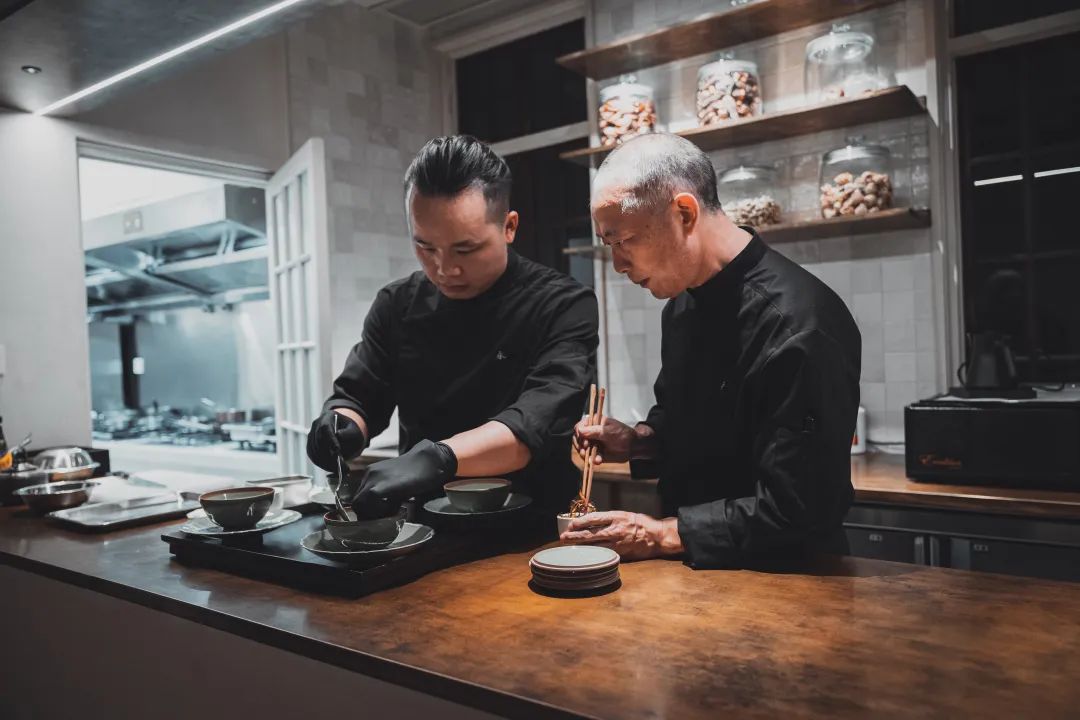 兰桂均师傅与徒弟张健兰师傅爱惜徒弟,喜欢张健的勤奋与专注,也锅励