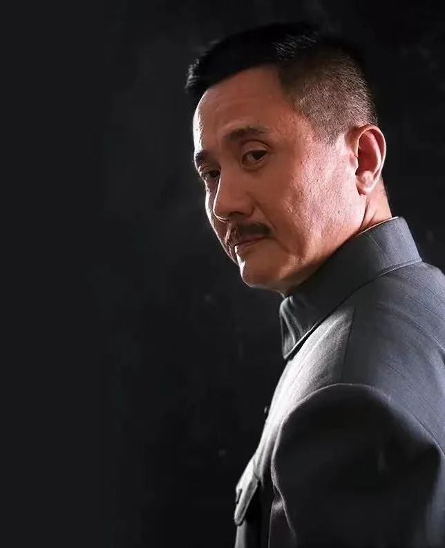 董建昌狡猾,奸险但又爱国,深情.戏份虽说不多,但特有魅力.