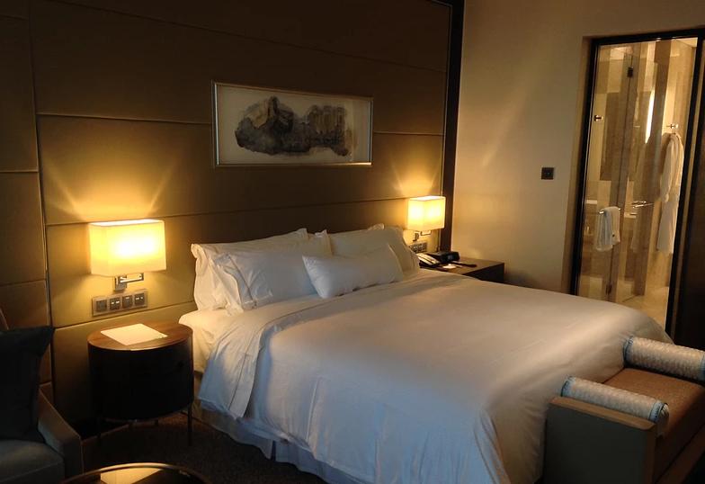 可以第一时间看清环境,在陌生的房间不会手忙脚乱,毕竟酒店的房间布局