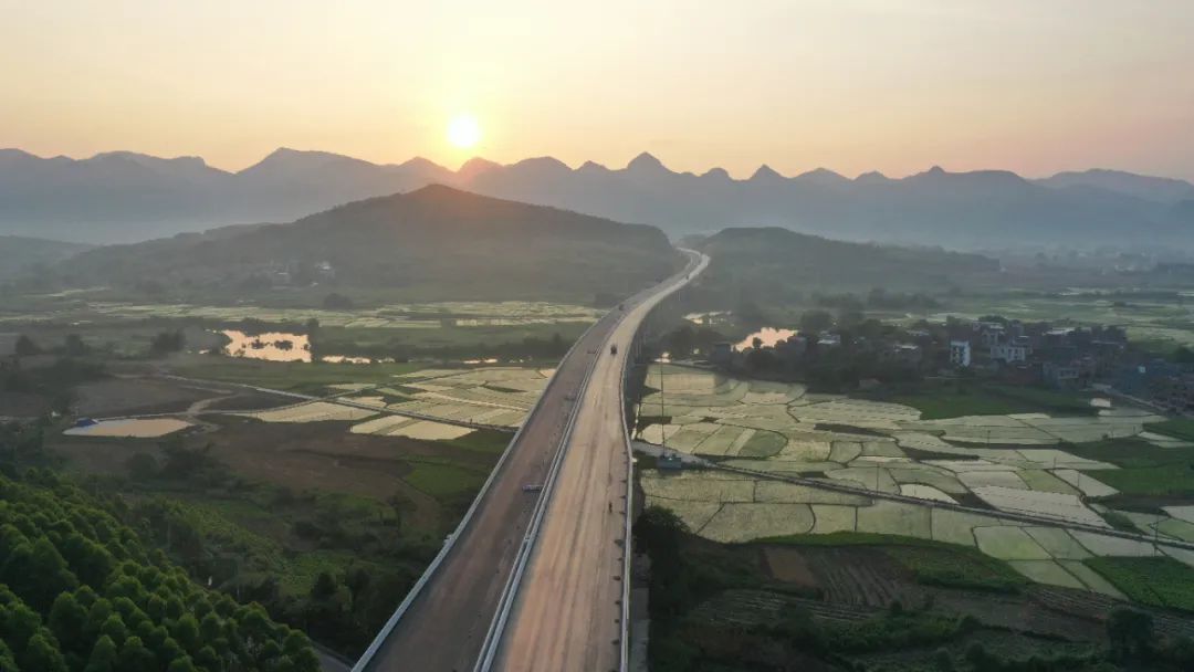 南下北上,出省出边,通江达海,通达全区的高速公路网络,极大完善桂中