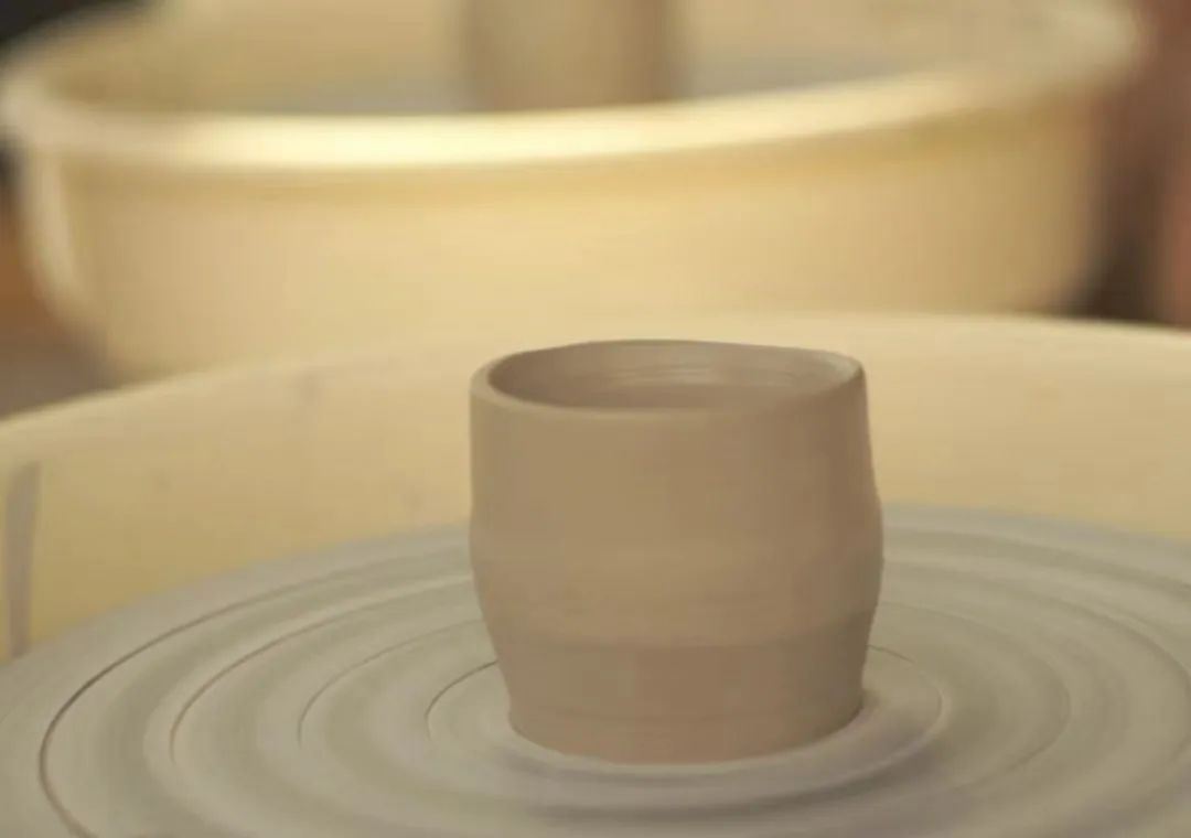 80后陶艺师指尖塑造笨拙的温暖