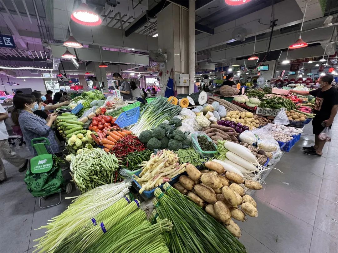 记者探访农贸菜市和生鲜超市:蔬菜肉类供应充足 市民不必大量囤货