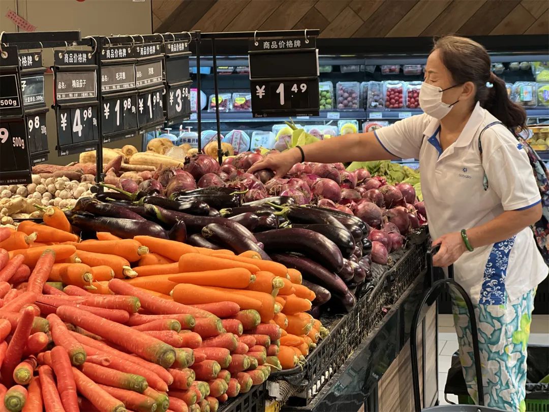 记者探访农贸菜市和生鲜超市:蔬菜肉类供应充足 市民不必大量囤货
