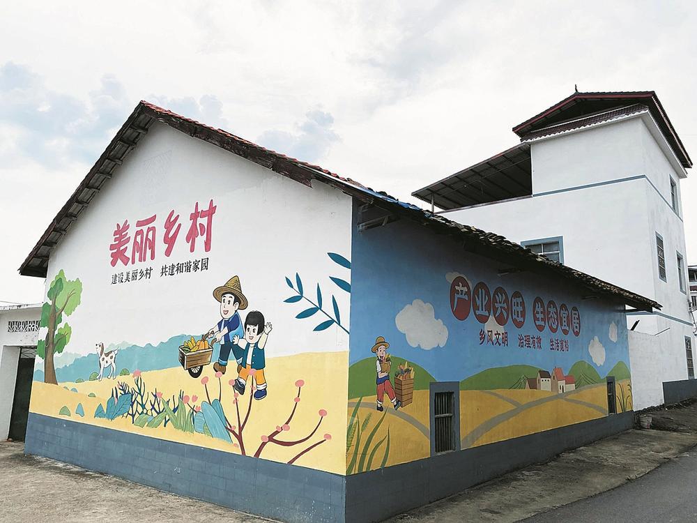 兴宾区凤凰镇新隆村龙旺屯以墙体彩绘装扮美丽乡村.