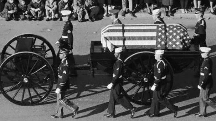 这本书影响了肯尼迪葬礼的操办，改变了美国的殡葬价值观