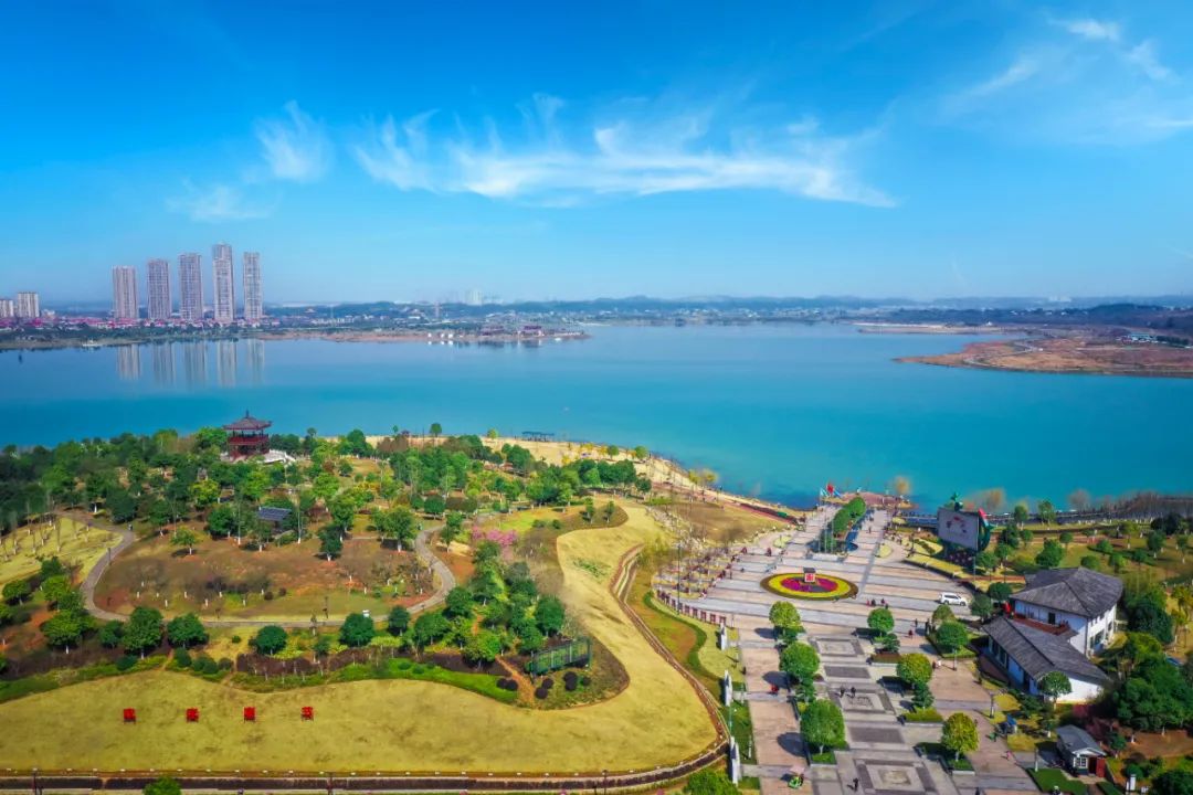 登上长沙县第一高峰龙华山,或福临镇影珠山,山顶云雾缭绕,山脚炊烟