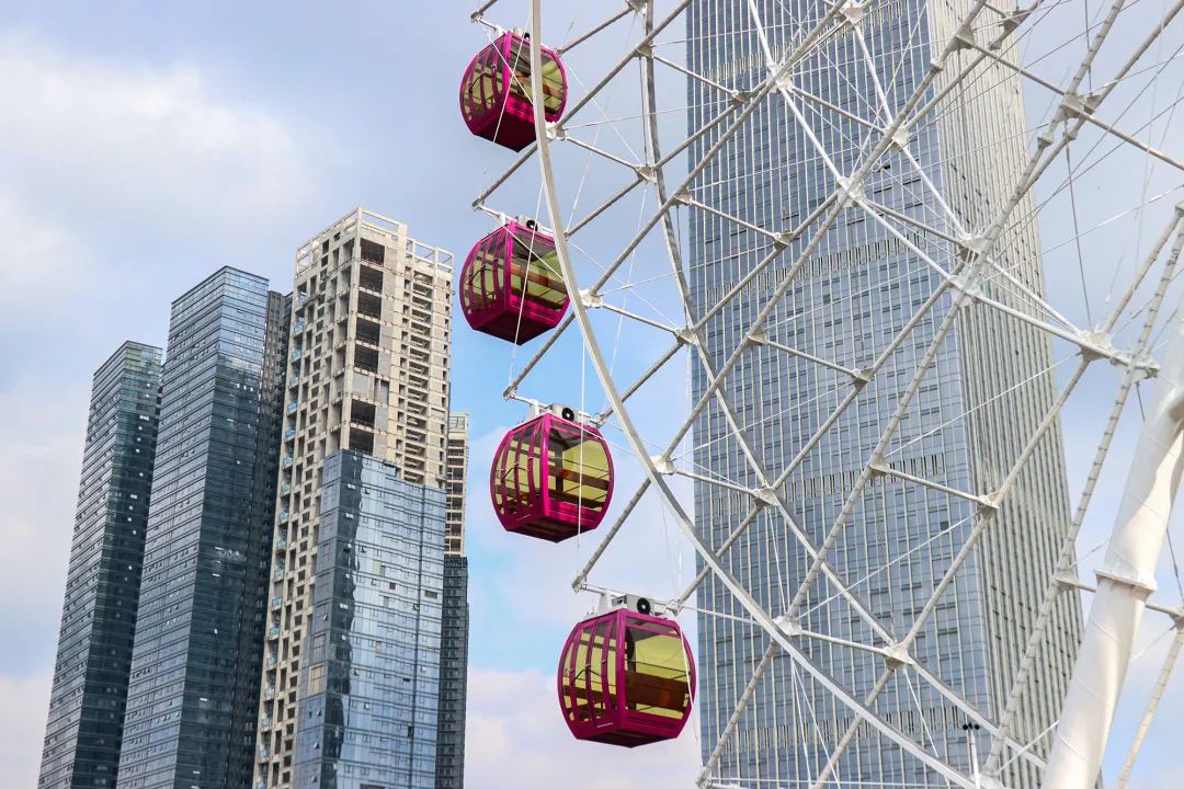 "摩天轮内安装空调设备和数字无线对讲系统,在为市民带来舒适体验的