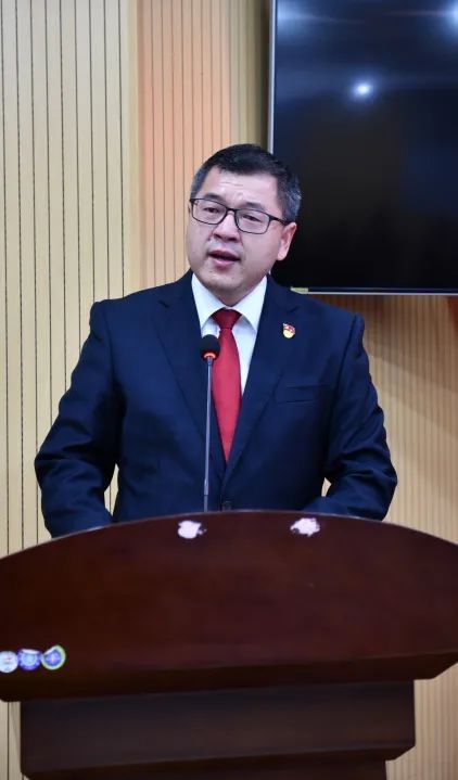 王升华同志宣读了高某某的犯罪事实及开除公职的处分决定,用"身边事"