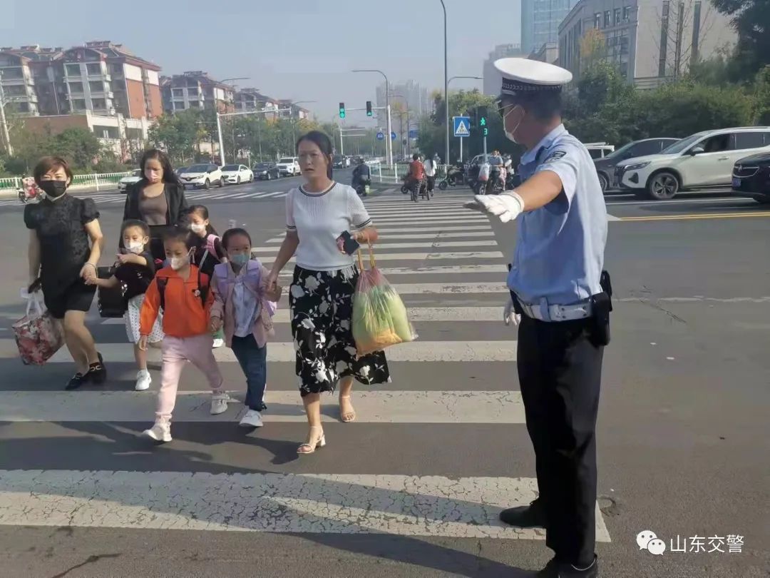 开学首日，山东交警全力点亮交通安全季！ 开学季 澎湃号·政务 澎湃新闻 The Paper