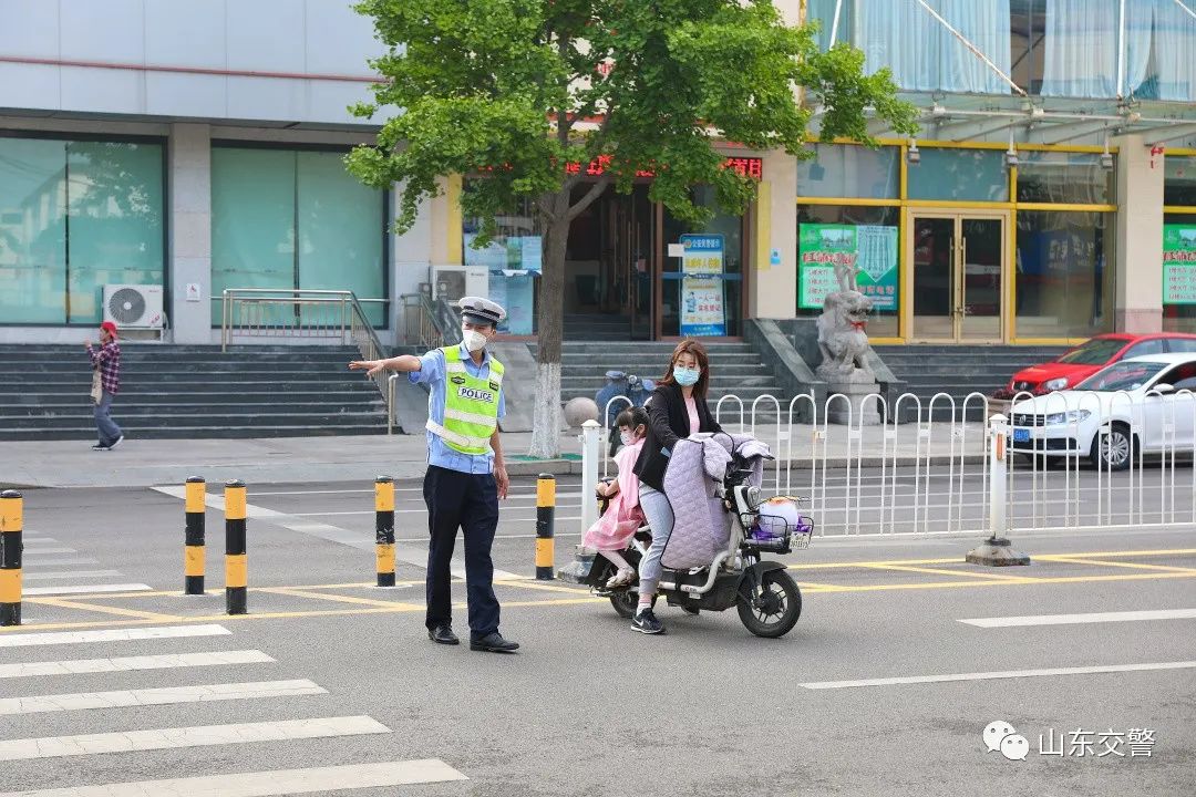 开学首日，山东交警全力点亮交通安全季！ 开学季 澎湃号·政务 澎湃新闻 The Paper