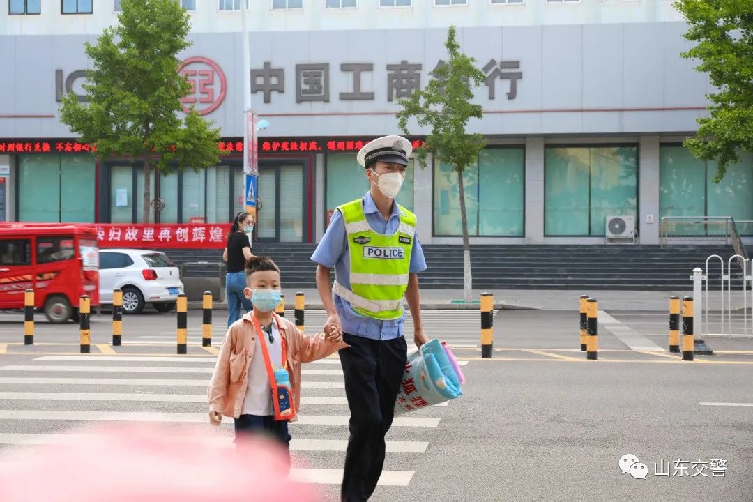 开学首日，山东交警全力点亮交通安全季！ 开学季 澎湃号·政务 澎湃新闻 The Paper