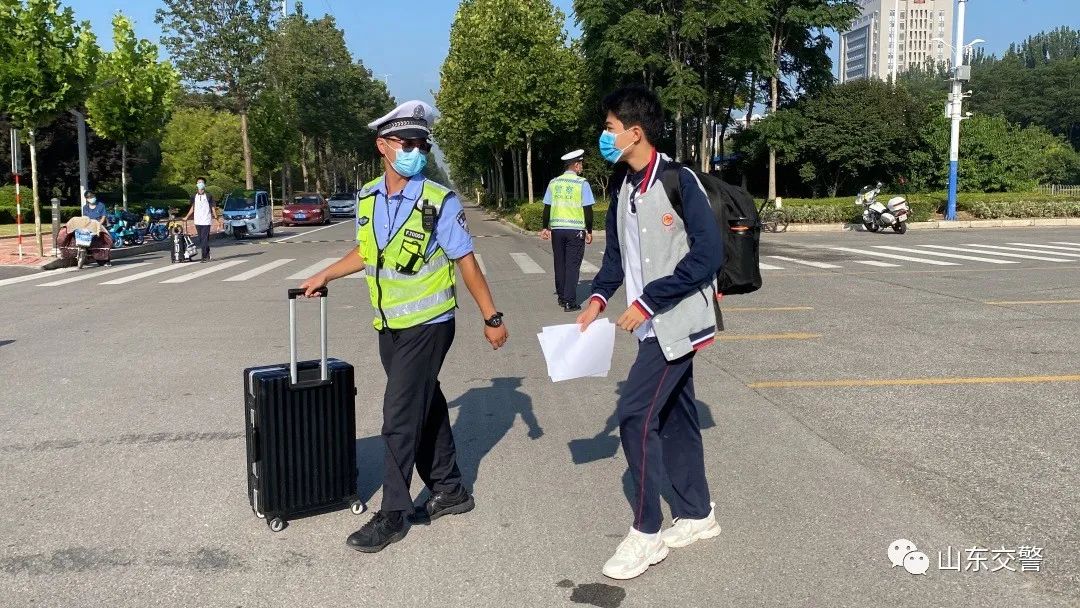 开学首日，山东交警全力点亮交通安全季！ 开学季 澎湃号·政务 澎湃新闻 The Paper