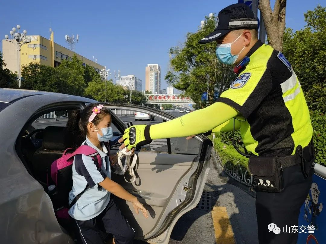 开学首日，山东交警全力点亮交通安全季！ 开学季 澎湃号·政务 澎湃新闻 The Paper