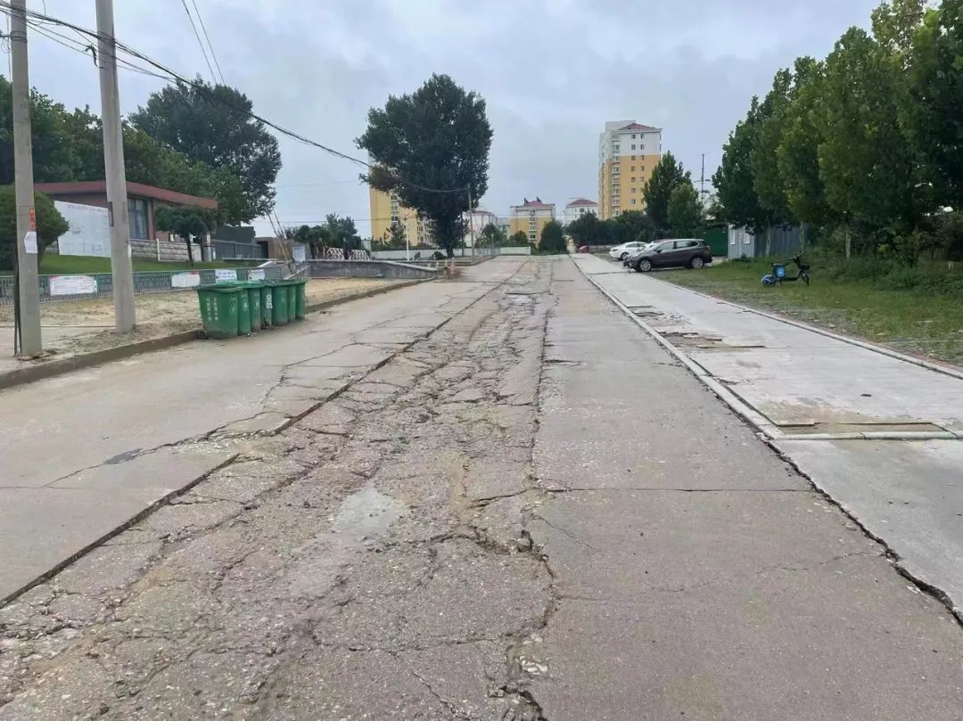 由于长期雨水的冲刷跟大车的碾压,道路破损严重,年久失修,造成路面