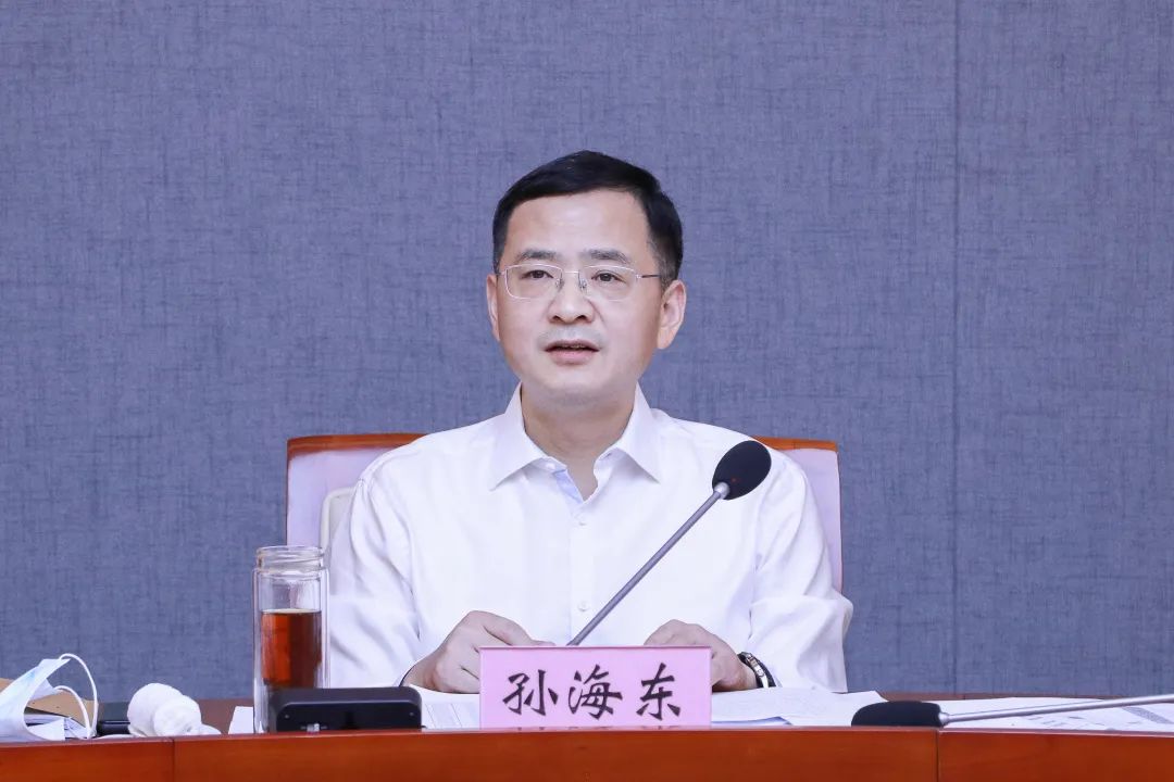 孙海东主持召开全区经济运行分析会: 奋战三季度,冲刺