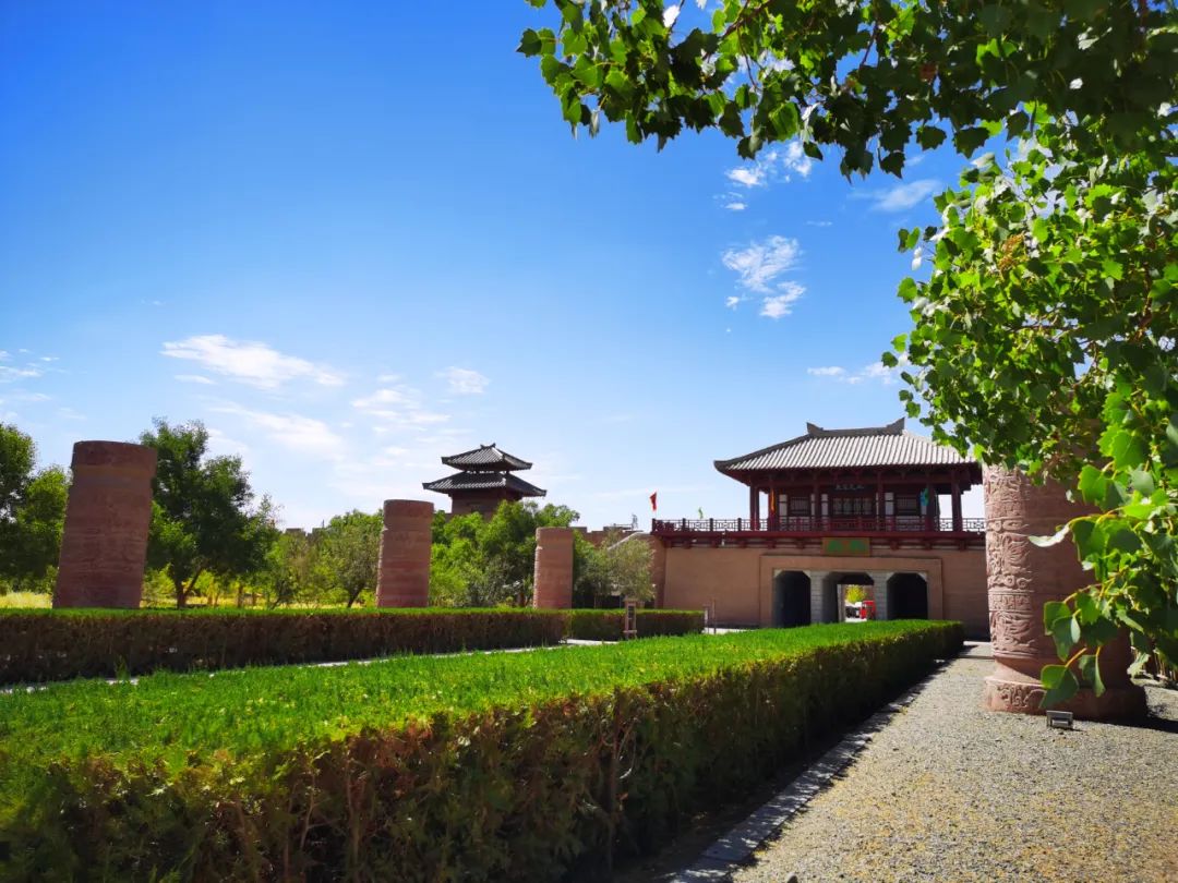 经意间火热的大漠戈壁当初秋的风吹到了阳关8月29日,阳关景区碧空如洗