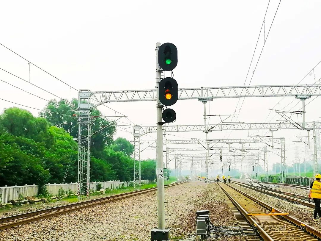 高铁列车速度那么快,火车司机能看清红绿灯吗?