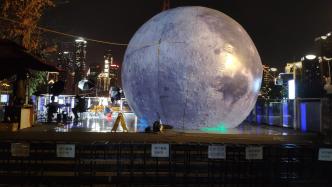 重庆龙门浩老街现巨型“人造月亮”，市民围观“圆月”迎中秋