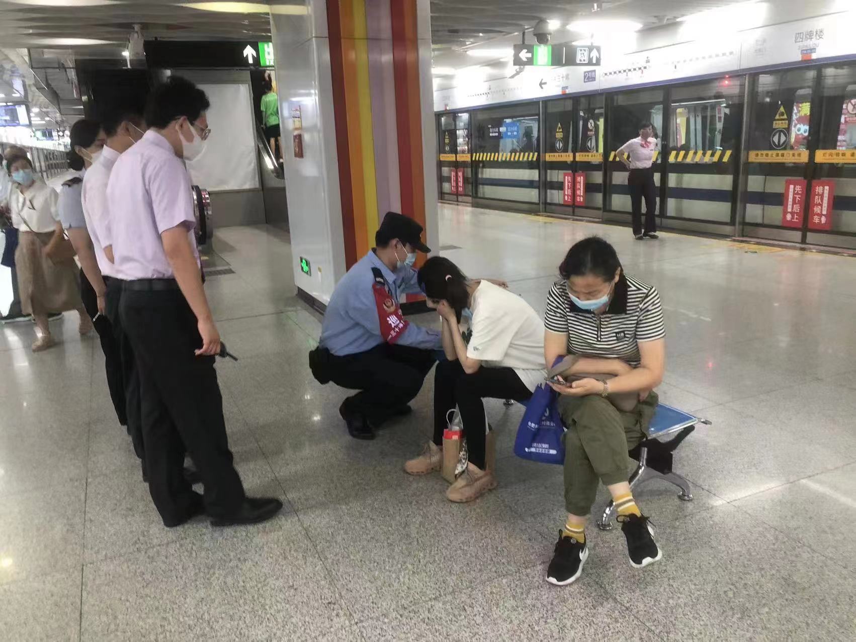 乘客晕倒 幸有同车医护及时相助 武汉地铁上演两个温情故事-荆楚网-湖北日报网