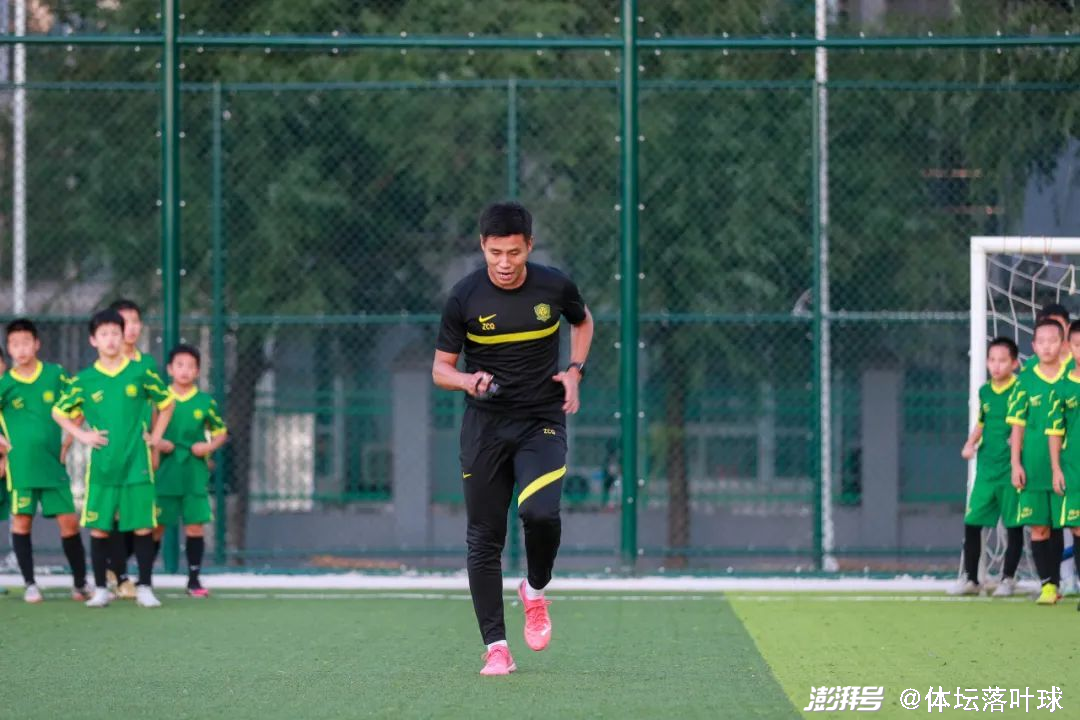 足球篮球要离开球场吗,足球篮球要离开球场吗英语