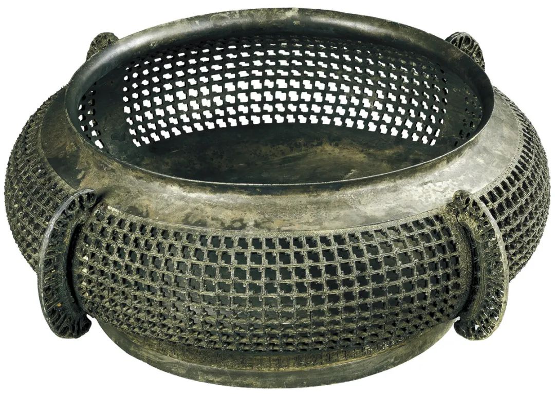 是在春秋时期诞生的,而此时范铸法技术已经发展了两千多年