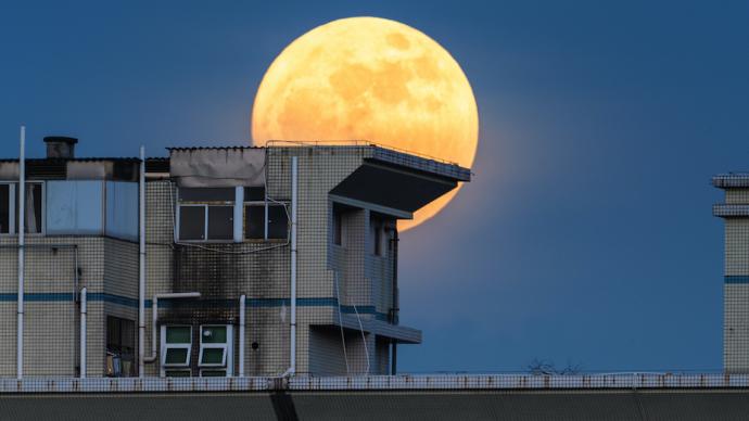 我们和天文摄影师聊了聊如何“捕捉”最美月亮
