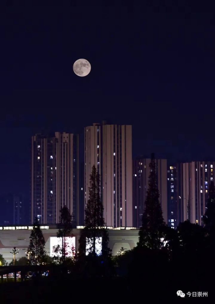 凭栏倍思亲中秋之夜,月色皎洁看到的是又大又圆的明月独上高楼中秋时