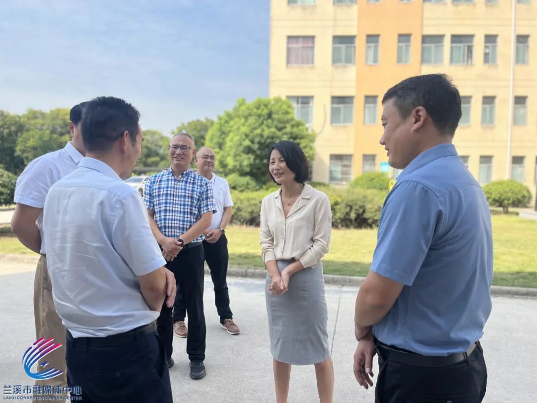 在行知幼儿园,市委副书记,政法委书记吴丽娅详细察看孩子们上课,游乐