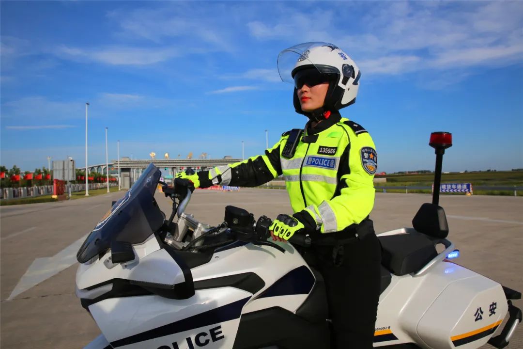 黑河交警铁骑上路"炫技",有被帅到_澎湃号·媒体_澎湃新闻-the paper