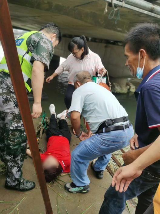 女子高桥一跃而下，东莞民兵奋不顾身跟着跳海救人 澎湃号·政务 澎湃新闻 The Paper