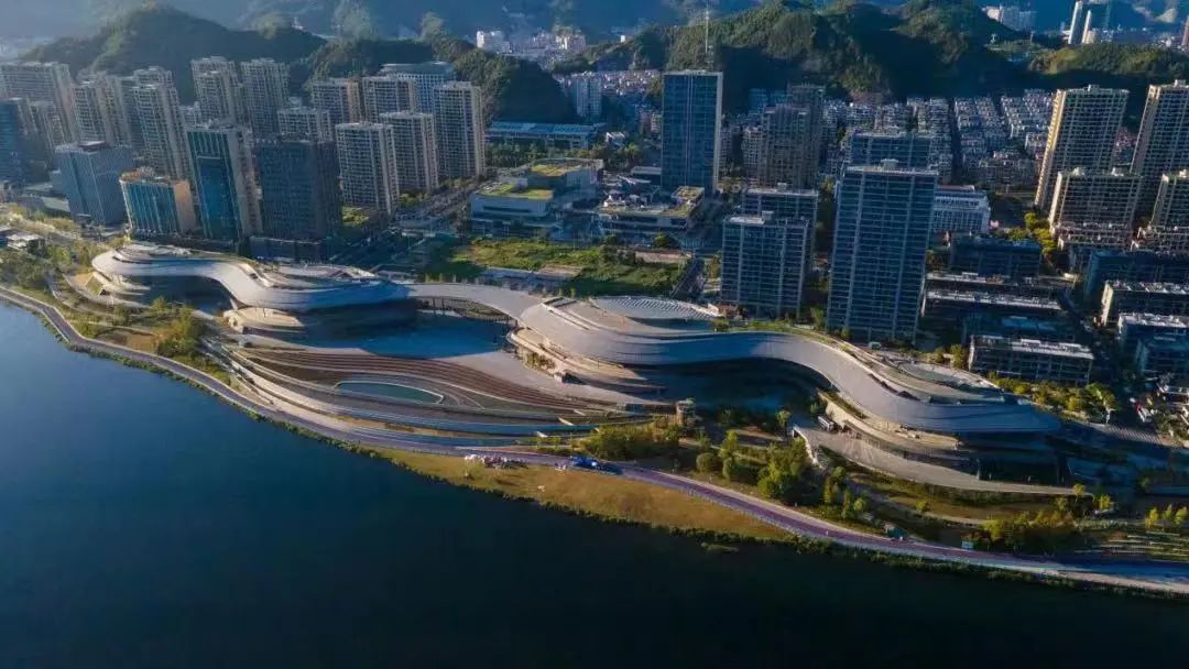 市"两馆两中心"文化综合体位于新安江桥东江滨景观公园内,建筑面积约