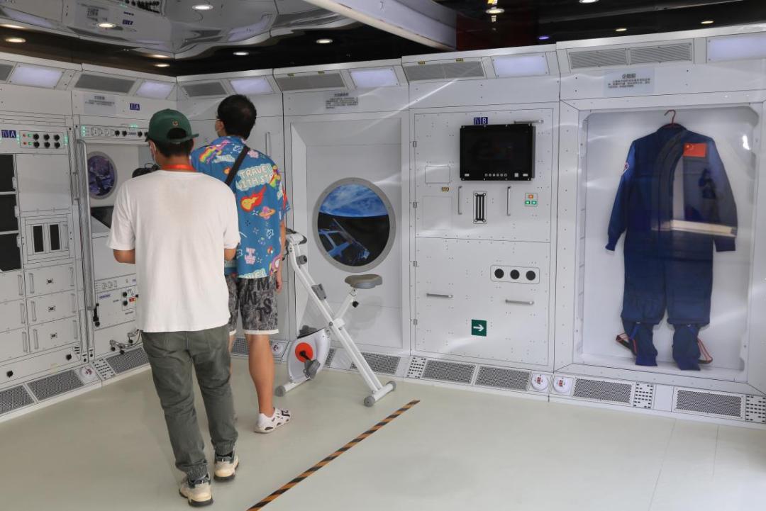 北京科学嘉年华 | 探访:细看神十三返回舱,"空间站"里get航天员同款"