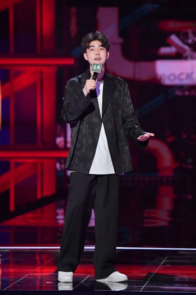 脱口秀"老人"梁海源:坐在角落,转身舞台