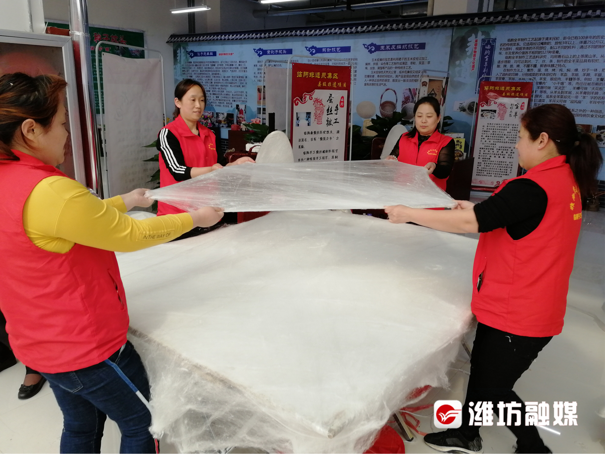 手提蚕丝“巧做被” 非遗化物“入心暖”