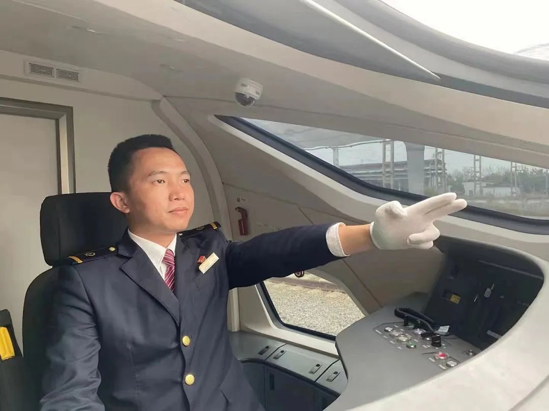 你了解动车组司机吗?看“动哥”如何带你贴地飞行_澎湃号·政务_澎湃新闻-The Paper