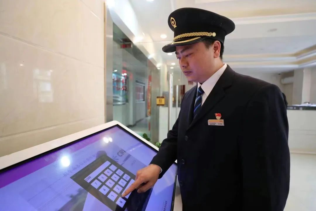 你了解动车组司机吗?看“动哥”如何带你贴地飞行_澎湃号·政务_澎湃新闻-The Paper