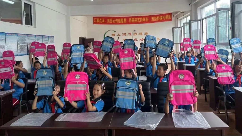 发反光书包啦!辽宁交警为孩子上下学筑起安全屏障 | 大教育_澎湃号·政务_澎湃新闻-The Paper