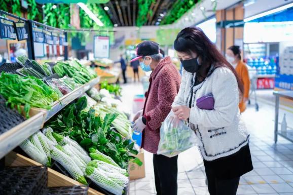 此起彼伏挂着水珠的蔬菜,新鲜饱满的西红柿讨价还价几声,嘘寒问暖几句