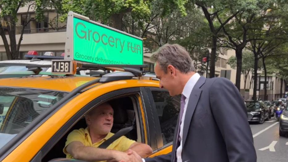 希腊总理抵达美国，纽约街头偶遇同胞亲切攀谈